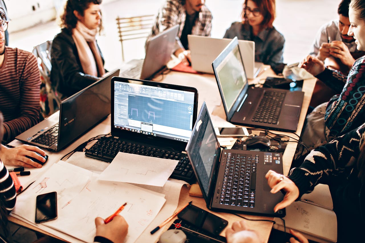 Persona trabajando en formación online con portátil